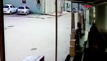 Bursa'da iş makinesi otomobile böyle girdi