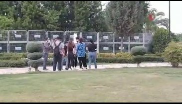 Liseli kız öğrenciler okul çıkışı yumruk yumruğa kavga etti