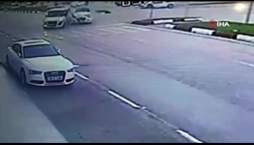 Bursa'da feci kaza! Polis aracı ve otomobil çarpıştı