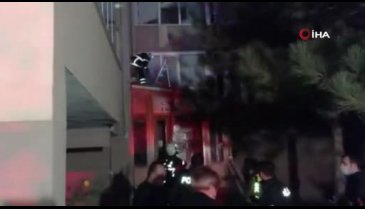 Korku dolu anlar! Yangın merdiveninin kilitli olduğu binada can pazarı