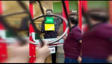 Bursa'da markete kilitlenen hırsız camı kırarak kaçtı