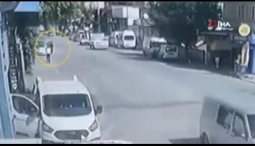 Bursa'da karşıdan karşıya geçmek isteyen yayaya otomobil böyle çarptı