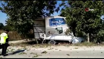 Bursa'da kontrolden çıkan kamyonet bahçeye daldı