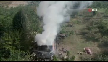 Bursa'da depo yangınında otomobil hurdaya döndü