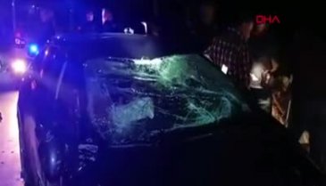 Tokat'ta kaya parçası arabaya saplandı