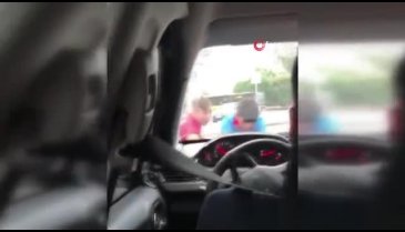 Bursa'da arabaların önüne atlıyorlar, para vermeyenlerin arabalarına vurarak zarar veriyorlar