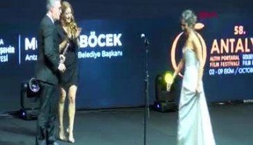 Altın Portakal'da Nihal Yalçın ve Tamer Karadağlı arasında gerginlik