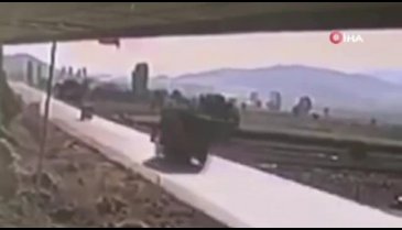 Tırla, traktörün çarpıştığı kaza anı güvenlik kamerasında