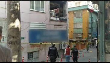 Bursa'da balkondan mahalleliye küfretti, evinin kapısı kırılarak etkisiz hale getirildi