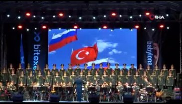 Haluk Levent ve Rus Kızılordu Korosu Bursa'da sahne aldı
