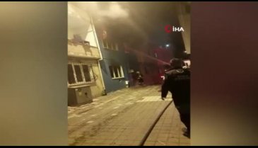 Bursa'da itfaiye eri Türk bayrağını yanmaktan kurtardı