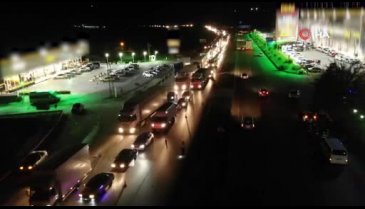 Trafikte korku dolu anlar: Araç üzerlerine uçtu: 3'ü ağır 4 yaralı