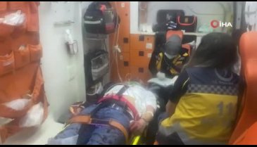 Bursa'da kontrolden çıkan otomobil aydınlatma direğine çarptı: 2 yaralı