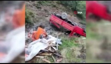 Bursa'da freni patlayan kamyonet şarampole yuvarlandı! 3 kişi yaralı