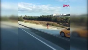 İstanbul'da kaldırımdan giden taksici, yayaya korna çalarak yol istedi
