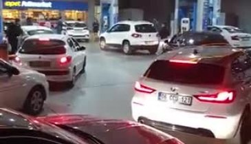 Akaryakıta gelen zam sonrası benzin istasyonlarında kuyruklar oluştu