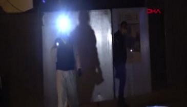 Kağıt toplayıcısının çöp konteynerinden karton almaya çalıştığı anda EYP patladı