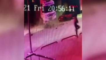 3 genç TIR'ın altında kalmaktan son anda kurtuldu