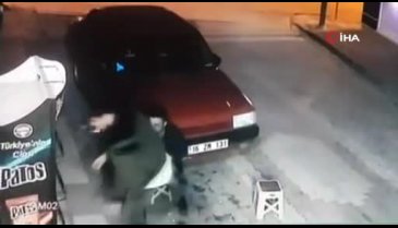Bursa'da çatıdan düşen tahta parçalarından son anda kurtuldular