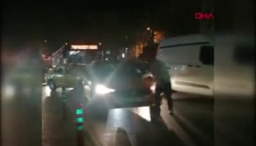 İstanbul Beyoğlu'nda alınmadığı taksinin üstüne çıkarak tepki gösterdi