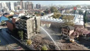 Bursa'da tarihi gölgeleyen 7 katlı bina saniyeler içinde böyle yerle bir oldu