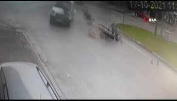 Bursa'da hafif ticari araç ile motosiklet çarpıştı
