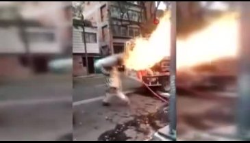 Meksika'da bir itfaiyeci faciayı engellemek için yanan tüp gazı sırtına alarak binadan çıkardı