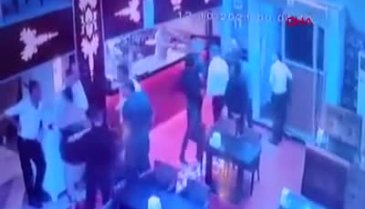 İzmir'de gece kulübünden 'kadın çıkarma' çatışması kamerada