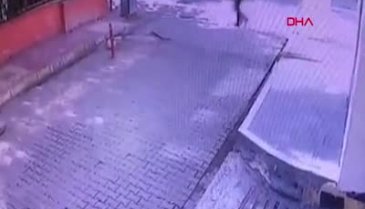 Zırhlı polis aracının altında kalan 5 yaşındaki çocuk ağır yaralandı
