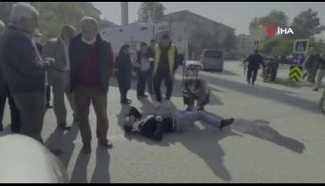 Bursa'da otomobil ile çarpışan motosikletin sürücüsü yaralandı