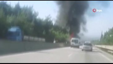 Bursa'da seyir halindeki tıra arkadan çarpan kamyon alev aldı