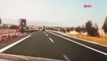 Trafikte iki otomobil sürücüsü yarışırken böyle kaza oldu