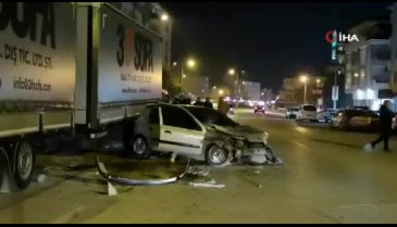 Bursa'da tıra çarpan otomobilin sürücüsü yaralandı