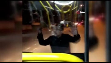 Bursa'da halk otobüsünün camını kıran saldırgan kamerada!