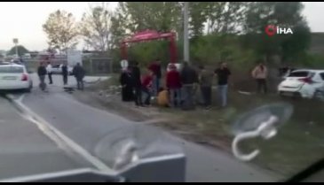 Bursa'da feci şekilde çarpıştılar! Otomobil kavşağa ters yönden girdi