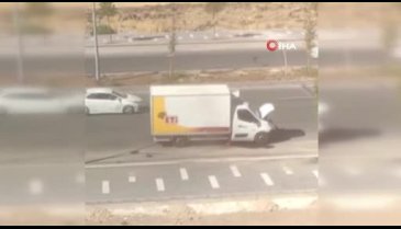 Yanan araca bilinçsizce su döktü, aracı alev topuna çevirdi