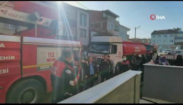 Bursa'da yanan eşyaların arasında takılarını aradı