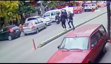 Husumetlilerine döner bıçağı ve silahla saldırdılar