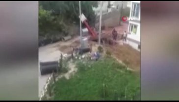Bursa'da alt yapı çalışması yapan kepçe kendi kazdığı kuyuya düştü