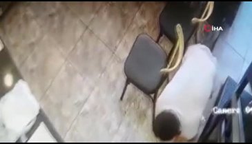 Emekleyerek kasadan para çaldı: O anlar kamerada