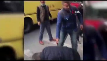Kamyonet sürücüsü ile İETT şoförünün tekme tokat kavgası kamerada!