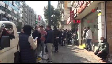 Bursa'da noter önündeki uzun kuyruğa vatandaşlar isyan etti