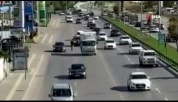 Bursa'da vızır vızır geçen araçların arasında canını hiçe saydı