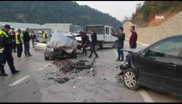 Bursa'da zincirleme kaza: 2 otomobil ve 1 servis aracı birbirine girdi