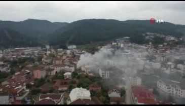 Bursa'da tarihi ev alevlere teslim oldu