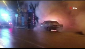 Bursa'da park halindeki araç alevlere teslim oldu