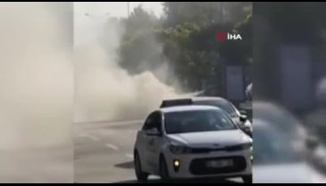 Bursa'da ışıkta bekleyen otomobil alev aldı