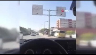 Bursa'da otomobile tutunan genç canını tehlikeye attı