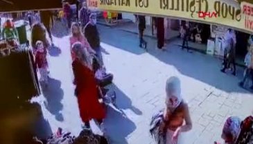 Bursa'da kadının çocuğa hırsızlık yaptırdığı anlar kamerada