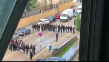 Bursa'da öğrenciler 09:05'te Yıldırım Caddesi'ni kapattı - 2